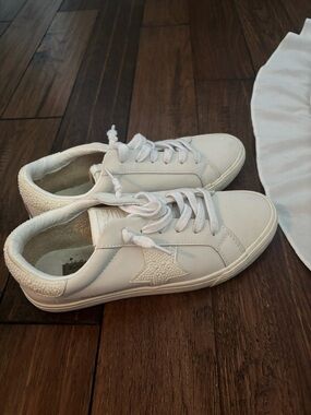 White Star Accent Low-Top Sneakers